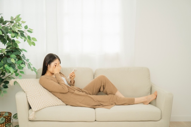 スマホを見る女性